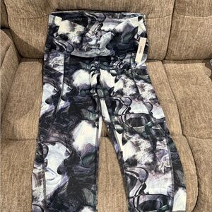 Stylish Abstract Print Capris